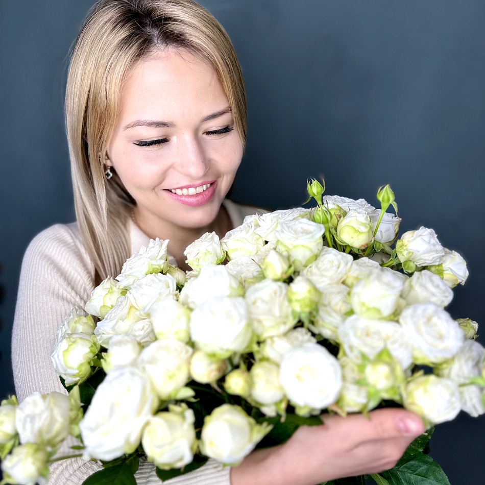 Белые розы кустовые пионовидные (цена за одну ветку)